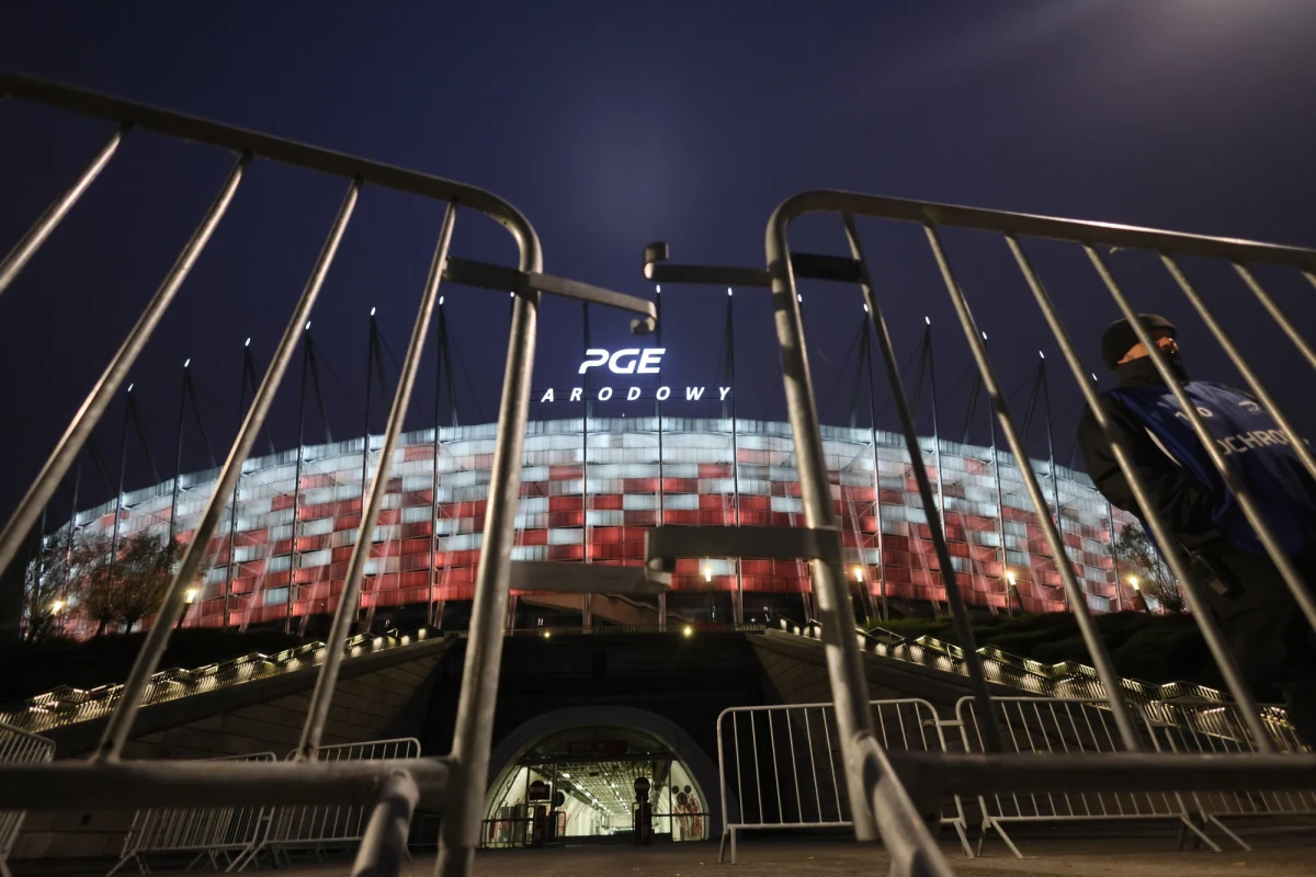 Na Stadionie Narodowym zaczyna się montaż bypassu, który zabezpieczy uszkodzony element konstrukcji dachu. Montaż potrwa od jednego do trzech tygodni - poinformowała rzeczniczka PGE Narodowego Małgorzata Bajer. Powoływany jest ponadto zespół ekspertów, który przygotuje plan naprawczy.
