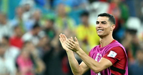 Piłkarz Cristiano Ronaldo, portugalska gwiazda światowego formatu, jest bliski podpisania kontraktu z saudyjskim Al-Nassr. Klub zgodził się na 2,5 letni kontrakt z opcją 200 mln euro za sezon - podał hiszpański dziennik „Marca”.
