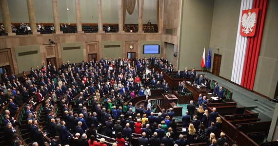 Sejm zaczął dziś prace nad tzw. ustawą abolicyjną, która wczoraj po raz drugi pojawiła się na stole. PiS za jej pomocą chce zapewnić bezkarność samorządowcom, którzy przekazali Poczcie Polskiej spisy wyborców przed tzw. prezydenckimi wyborami kopertowymi. Miały odbyć się w maju 2020 roku, ale ostatecznie nie doszły do skutku.