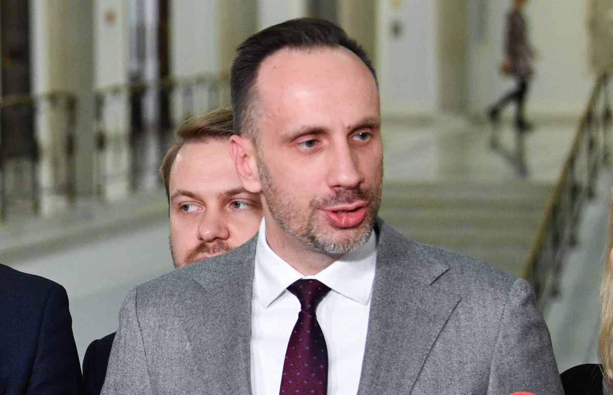 Poseł Solidarnej Polski Janusz Kowalski został ukarany naganą przez sejmową komisję etyki za naruszenie zasady dbałości o dobre imię Sejmu - poinformowała przewodnicząca tej komisji Monika Falej (Lewica). Chodzi o wpisy Kowalskiego na Twitterze dotyczące dzieci i "ofiar tęczowej ideologii".