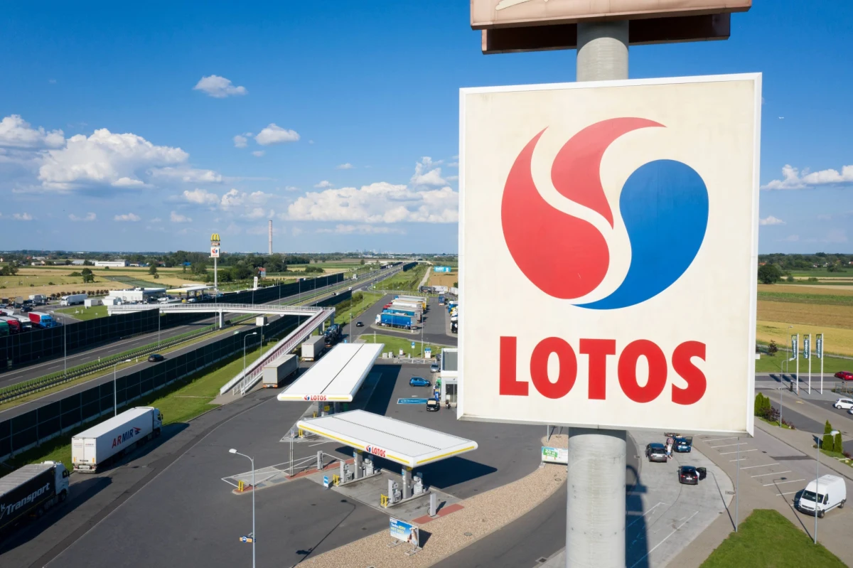 PKN Orlen zawarł z MOL umowę sprzedaży stacji paliw za 610 mln dolarów. Koncern wyjaśnił, że to jeden z elementów wdrożenia środków zaradczych w obszarze rynku sprzedaży detalicznej paliw, określonych w decyzji Komisji Europejskiej w związku z przejęcia kontroli nad Lotosem.