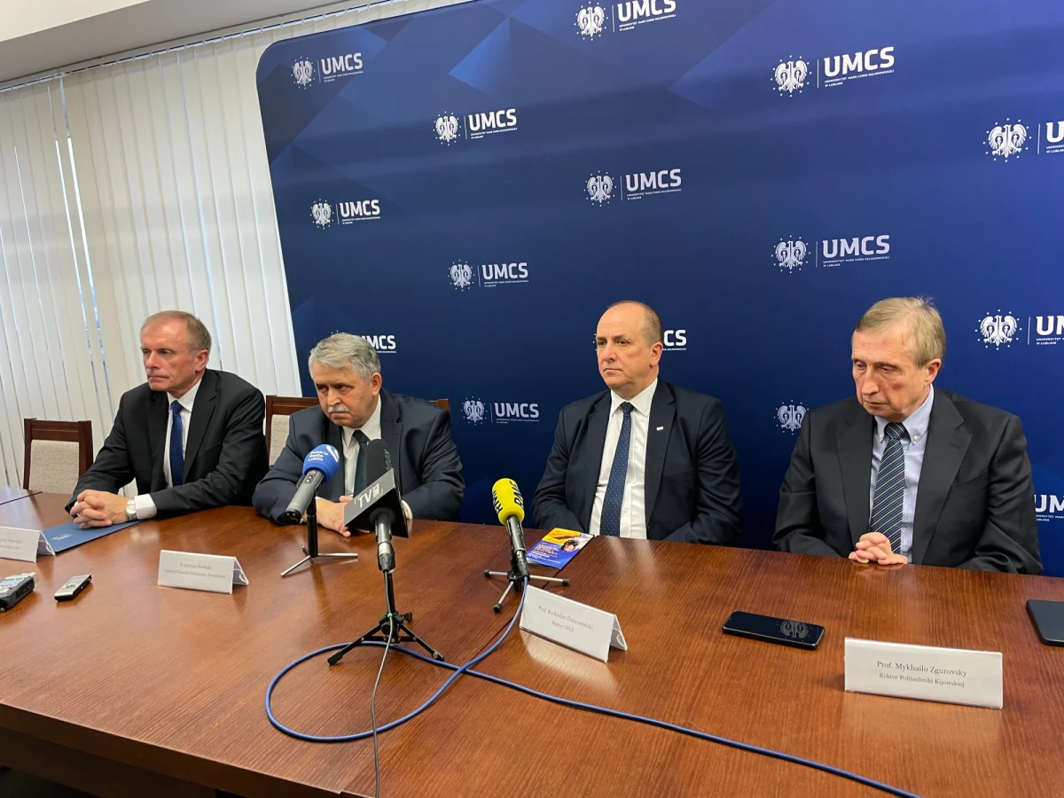 30 tysięcy Ukrainek mieszkających z powodu wojny w Polsce będzie miało szansę odbycia trzymiesięcznego szkolenia w zakresie IT. Publiczne ogłoszenie projektu pn. "Adapting Women to Digital Economy" odbędzie się w czwartek podczas międzynarodowej konferencji "Post War Innovative Transformation of Ukraine" w Lublinie, nad którą honorowy patronat objęła Małżonka Prezydenta RP Agata Kornhauser-Duda.