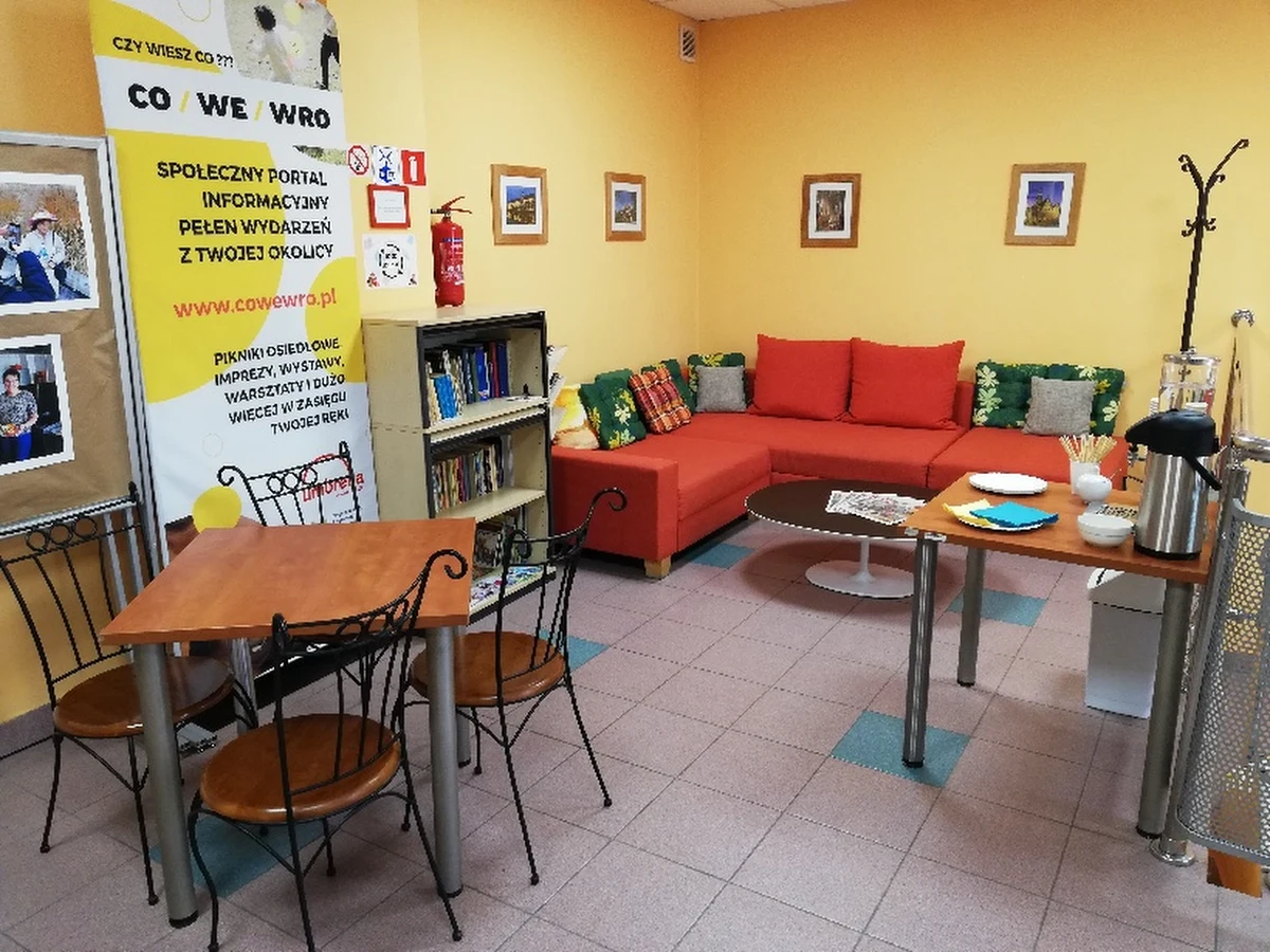 Od jutra (czwartek, 1 grudnia) we Wrocławiu zaczną działać "Przystanki Ciepła". To 17 ogólnodostępnych miejsc, w których będzie można się ogrzać i wypić herbatę czy poczytać książkę. Jak informuje ratusz, powstały one w różnych częściach miasta, by wesprzeć osoby, które mogą dotknąć skutki kryzysu energetycznego.