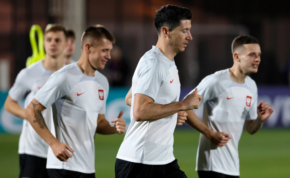 ​"Argentyńczycy są bardzo przejęci wynikiem tego meczu. Tak naprawdę nie chcą niczego obstawiać, ale mają dużą nadzieję na wygraną. Nie chcą również zapeszać w kontekście ostatniej porażki w spotkaniu z Arabią Saudyjską. Mają duże nadzieje na wygranie nie tylko tego meczu, ale również całego mundialu" - powiedziała w rozmowie z Tomaszem Terlikowskim w Radiu RMF24 Natalia Stodulska, Polka mieszkająca w San Miguel de Tucuman, w prowincji Tucuman, na północy Argentyny.