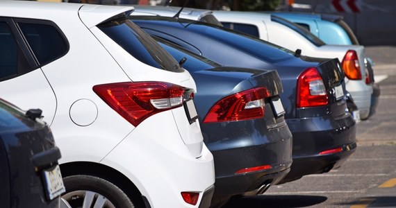 Krakowianie narzekają na brak miejsc parkingowych, urzędnicy chcą więc rozszerzyć strefę płatnego parkowania i podnieść opłaty. Mają one obowiązywać także w niedzielę. "Taka zmiana ma sprawić,  że w strefie aut nie będą zostawiały osoby, które nie są tam zameldowane" -  mówi Sebastian Kowal z Zarządu Transportu Publicznego.