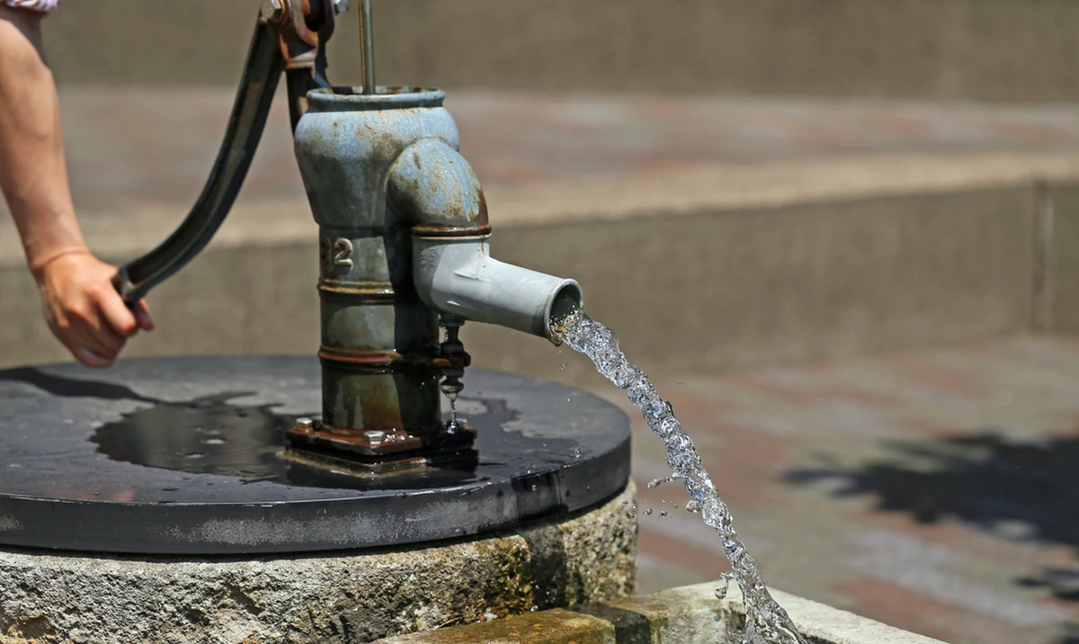 Państwowa służba hydrogeologiczna wydała w środę ostrzeżenia dla większości województw z powodu niżówki, czyli obniżenia lustra wód podziemnych. W efekcie w niektórych studniach może zabraknąć wody.