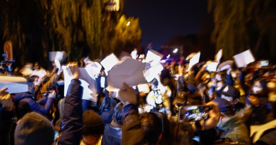 Po fali protestów w wielu miastach Chin władze Kantonu na południu kraju złagodziły surowe środki zapobiegania pandemii Covid-19, uzasadniając to rządowymi wytycznymi dotyczącymi „optymalizacji” polityki „zero covid”.