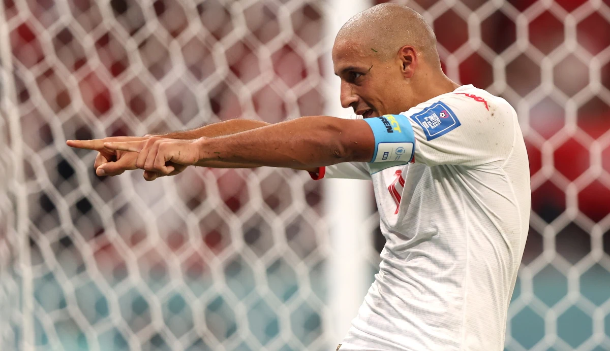 Tunezja sensacyjne pokonała Francję 1:0 na zakończenie rywalizacji w grupie D piłkarskich mistrzostw świata w Katarze. Jak się okazało, było to pyrrusowe zwycięstwo, bowiem w rozgrywanym równolegle spotkaniu Australia pokonała Danię i to ona awansowała do fazy pucharowej turnieju.