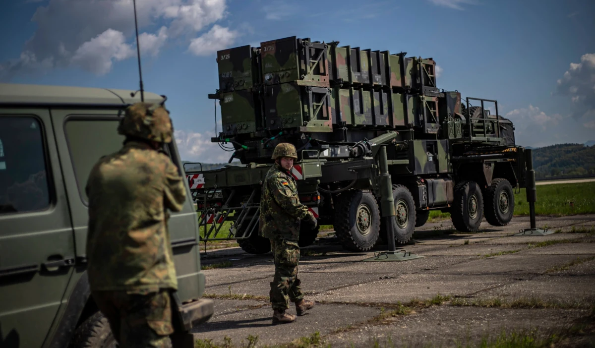Podczas dzisiejszej rozmowy z niemiecką minister obrony Christine Lambrecht ponownie przekonywałem do rozstawienia wyrzutni Patriot na Ukrainie. Minister Lambrecht zadeklarowała, że przedstawi tę kwestię w ramach rządu; liczę na poparcie - poinformował wicepremier, szef MON Mariusz Błaszczak.