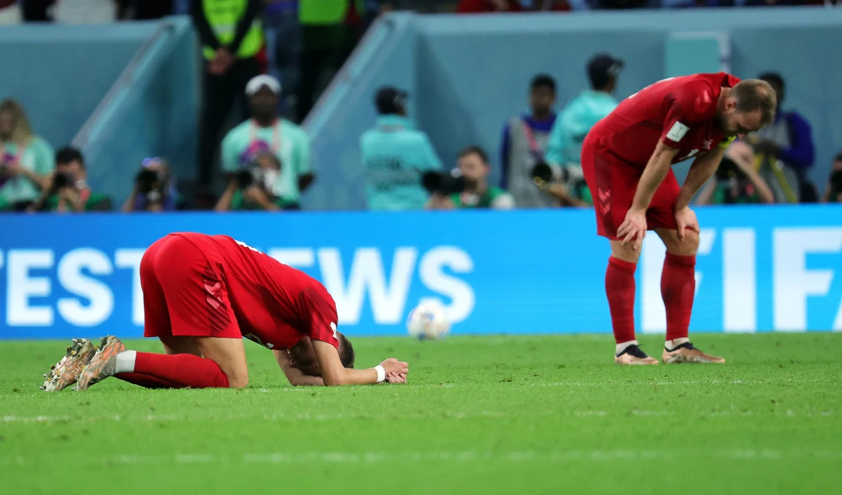 "Jesteśmy czerwoni, jesteśmy biali" - śpiewali na trybunach katarskiej areny kibice z Danii. Teraz mogą tylko sobie dośpiewać: Jesteśmy pokonani. Dania żegna się z mundialem 2022. Uległa Australii, co jutlandzkie media określiły mianem "żenującej przegranej". 