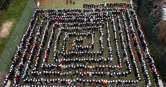 995 osób z dwóch szkół ponadpodstawowych w Jarosławiu (woj. podkarpackie) stworzyło żywy łańcuch przedstawiający rozszerzenie liczby Pi. Akcja była próbą bicia rekordu Guinnessa.