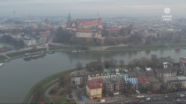 Jesienne infekcje to nie jedyny, a może nawet nie najważniejszy teraz powód kolejek w przychodniach w Krakowie. Naukowcy i lekarze alarmują, że winien jest smog. Coraz więcej osób ma objawy alergii - katar, kaszel, zapalenie spojówek, ale u niektórych zaczynają się też problemy z astmą oskrzelową.Materiał dla "Wydarzeń" przygotowała Agnieszka Molęda.