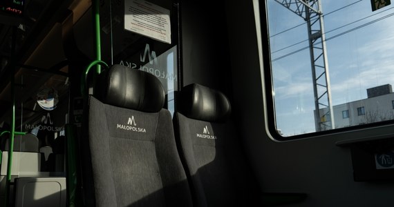 Samorządowy przewoźnik Koleje Małopolskie od czwartku przywróci kursowanie pociągów na trasie z Krakowa do Nowego Sącza i Jasła. W miejsce połączenia kolejowego - z powodu modernizacji - obowiązywała tam zastępcza komunikacja autobusowa.