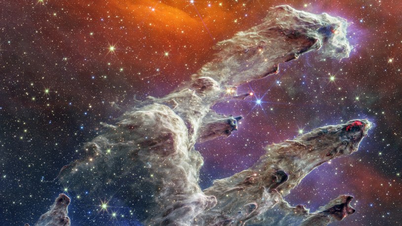 W październiku bieżącego roku, NASA opublikowała nowe oblicze słynnych Filarów Stworzenia uwiecznione na obrazie wykonanym przez Kosmiczny Teleskop Jamesa Webba. Teraz astronomowie ujawnili nowszy obraz, który jeszcze lepiej prezentuje fragment Mgławicy Orzeł.