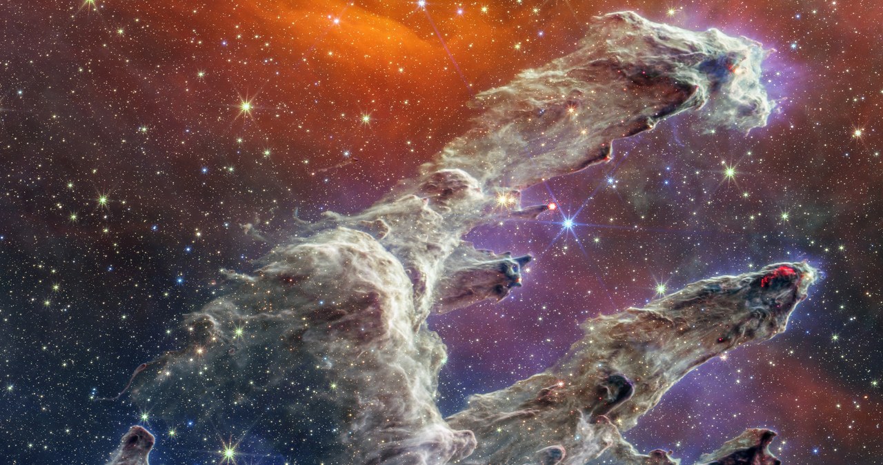 W październiku bieżącego roku, NASA opublikowała nowe oblicze słynnych Filarów Stworzenia uwiecznione na obrazie wykonanym przez Kosmiczny Teleskop Jamesa Webba. Teraz astronomowie ujawnili nowszy obraz, który jeszcze lepiej prezentuje fragment Mgławicy Orzeł.