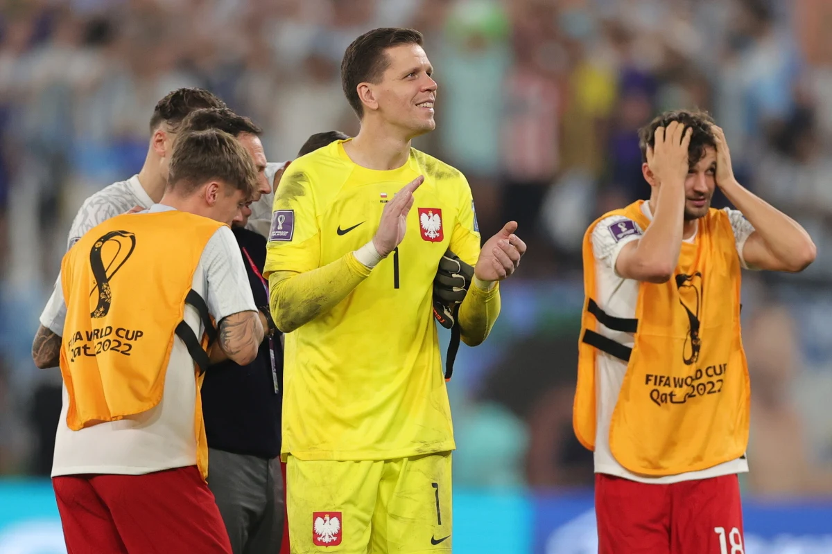 Wojciech Szczęsny, zdaniem sędziego, faulował w polu karnym Leo Messiego. Po chwili obronił rzut karny Argentyńczyka. To już druga obroniona przez Polaka jedenastka na tym mundialu. "Chyba po raz pierwszy w życiu cieszę się z przegranej" - skomentował Szczęsny. Mimo porażki 0:2 z Argentyną Polska awansowała do 1/8 finału. 