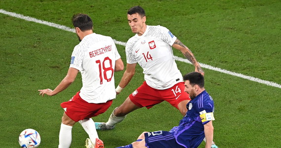 Reprezentacja Polski przegrała z Argentyną 0:2 w swoim ostatnim meczu w grupie C mundialu w Katarze. Mimo to biało-czerwoni awansowali do 1/8 finału piłkarskich mistrzostw świata. Przed nami teraz poważny rywal - Francuzi.