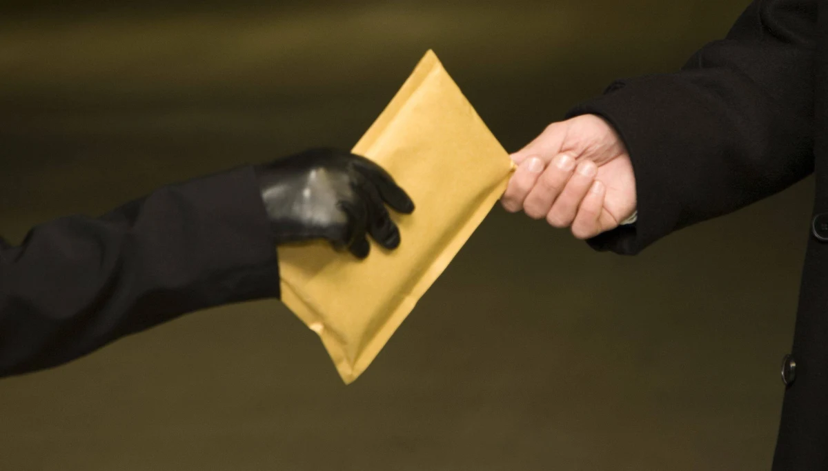 Firma zbrojeniowa Instalaza w Saragossie otrzymała w środę ok. godz. 20 bombę w liście, podobną do tej, która wybuchła na terenie ambasady Ukrainy w Madrycie, lekko raniąc jednego pracownika.