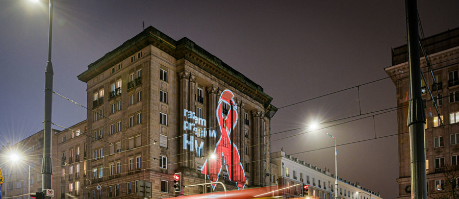 1910 – tyle nowych zakażeń HIV odnotowano w Polsce do końca października 2022 roku. To ponad 6 osób dziennie! Rok 2022 jest w naszym kraju rekordowy pod względem liczby nowo wykrytych przypadków HIV. O epidemii przypomina czerwona kokardka. 1 grudnia przypada Światowy Dzień AIDS. 