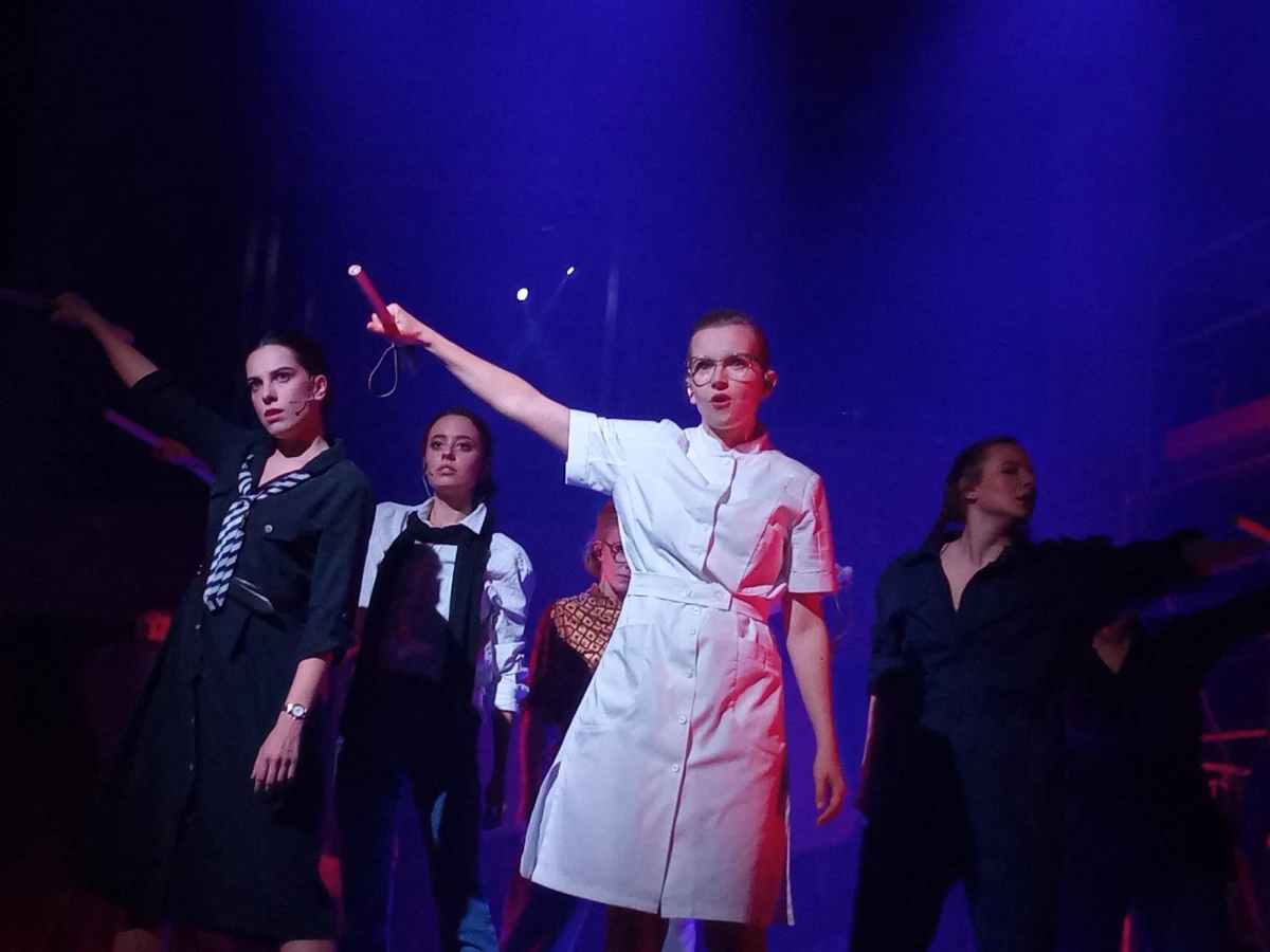 Trzy małżeństwa Wałęsów, Frasyniuków i Kuroniów. Trudne czasy walki z komuną. Poczucie wspólnoty i gotowość do poświęcenia. Do tego musical, rap i klasyczna scena Teatru im. Juliusza Słowackiego. Ta wybuchowa mieszanka to spektakl "1989" w reżyserii Katarzyny Szyngiery. Od piątku będzie można go oglądać w Krakowie. Po gdańskiej prapremierze spektakl pojawi się na Dużej Scenie Teatru im. Juliusza Słowackiego. 