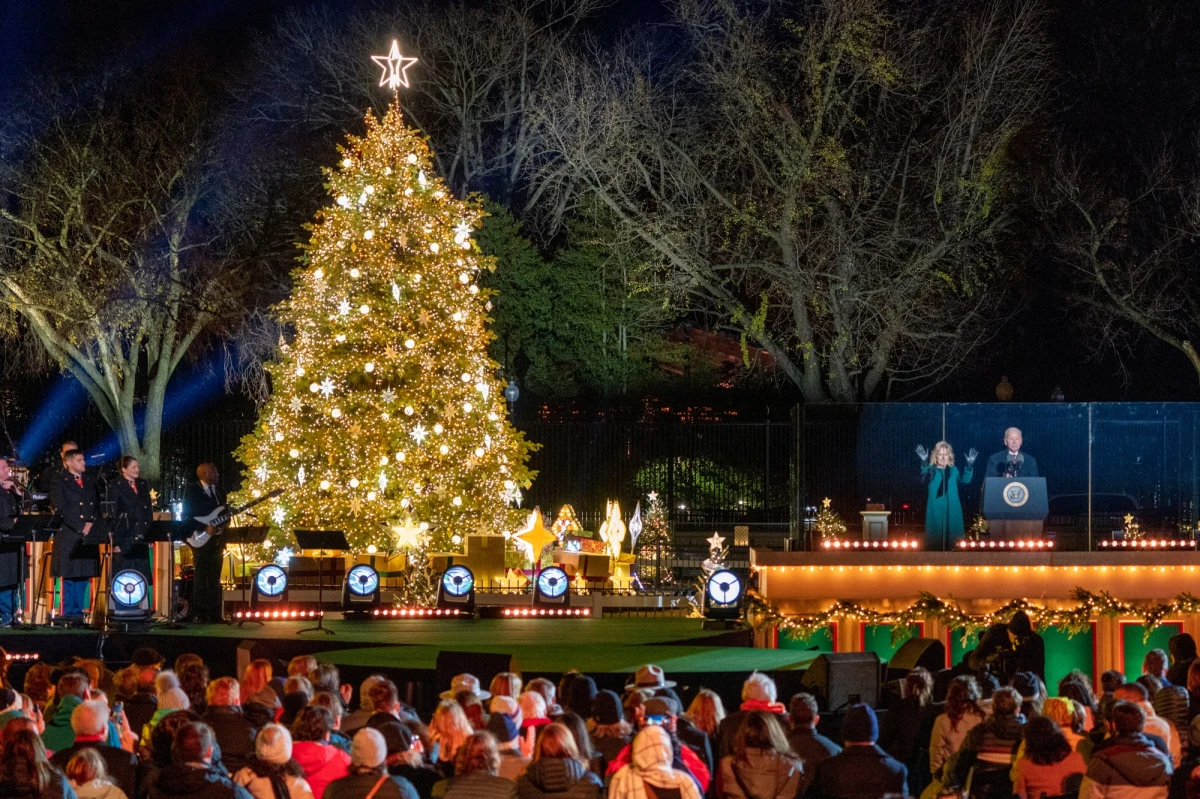 Prezydent USA Joe Biden, jego żona Jill i raper LL Cool J wzięli w środę udział w uroczystym rozświetleniu choinki przed Białym Domem. W uroczystości wystąpili też m.in. Shania Twain i Gloria Estefan.