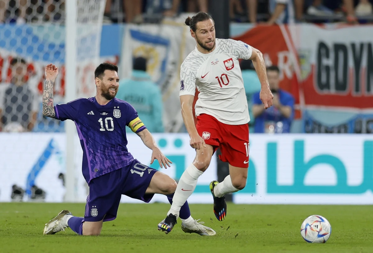 "Najpierw wrażenie, że zostaliśmy przejechani walcem, a później zadowolenie z awansu i zrealizowanego planu" - tak Grzegorz Krychowiak podsumował "zwycięską" porażkę z Argentyną (0:2). Mimo przegranej, polscy piłkarze zagrają w 1/8 finału mistrzostw świata w Katarze.