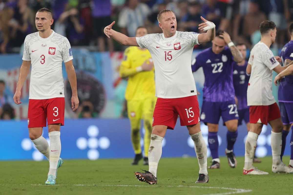 "Był to specyficzny mecz. Ciężko się cieszyć po porażce, ale jest to dla nas słodko-gorzki wieczór" - powiedział obrońca reprezentacji Polski Kamil Glik po przegranym meczu 0:2 z Argentyną w piłkarskich mistrzostwach świata w Katarze. Polacy awansowali do 1/8 finału.