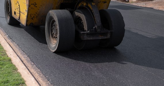 Dziś naprawiana będzie nawierzchnia na al. Armii Krajowej w Gdańsku, na prawie kilometrowym odcinku prowadzącym ze Śródmieścia na Ujeścisko. Z ruchu wyłączony ma być jeden pas ruchu od g. 8.00 do 14.00.

