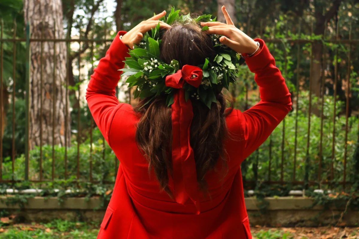Mieszkanka Neapolu jednego dnia obroniła pracę magisterską i urodziła dziecko. W obronie uczestniczyła siedząc w swoim domu i to w momencie, gdy już rozpoczęły się skurcze porodowe. Pracę obroniła z pielęgniarstwa i położnictwa.