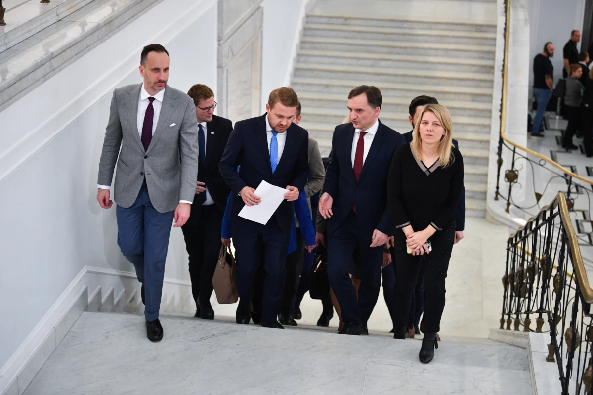 Sytuacja w koalicji jest krytyczna. Wszystko wskazuje na to, że idzie na czołowe zwarcie – usłyszał nieoficjalnie od polityków Zjednoczonej Prawicy reporter RMF FM Roch Kowalski. Wczoraj w trybie nagłym obradowało prezydium Komitetu Politycznego Prawa i Sprawiedliwości. Choć politycy partii zapewniają, że na posiedzeniu o ziobrystach nie padło nawet jedno słowo, to zapowiadają jednocześnie, że Solidarna Polska „wkrótce stępi swoje stanowisko”.