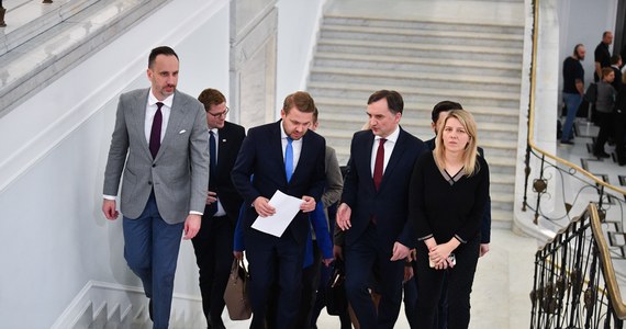 Sytuacja w koalicji jest krytyczna. Wszystko wskazuje na to, że idzie na czołowe zwarcie – usłyszał nieoficjalnie od polityków Zjednoczonej Prawicy reporter RMF FM Roch Kowalski. Wczoraj w trybie nagłym obradowało prezydium Komitetu Politycznego Prawa i Sprawiedliwości. Choć politycy partii zapewniają, że na posiedzeniu o ziobrystach nie padło nawet jedno słowo, to zapowiadają jednocześnie, że Solidarna Polska „wkrótce stępi swoje stanowisko”.