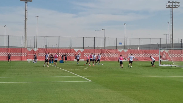 Reprezentacja Polski przegrała w starciu z Argentyną 0-2. Polskim bohaterem meczu został Wojciech Szczęsnych, który obronił rzut karny Leo Messiego. Zobacz fragment czwartkowego treningu "Biało-Czerwonych". 