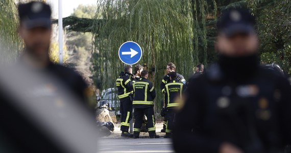 Hiszpańskie służby przejęły przesyłkę z bombą, która została wysłana do jednego z budynków znajdujących się na terenie bazy lotniczej Torrejon de Ardoz – potwierdza ministerstwo spraw wewnętrznych Hiszpanii. Podejrzany pakunek otrzymała też 24 listopada kancelaria premiera Hiszpanii Pedro Sancheza. Telewizja publiczna TVE przekazała, że w sumie hiszpańskie służby potwierdziły wykrycie od 24 listopada pięciu ładunków wybuchowych w listach. Rząd w Madrycie poinformował, że przesyłki wysłano z terytorium Hiszpanii.