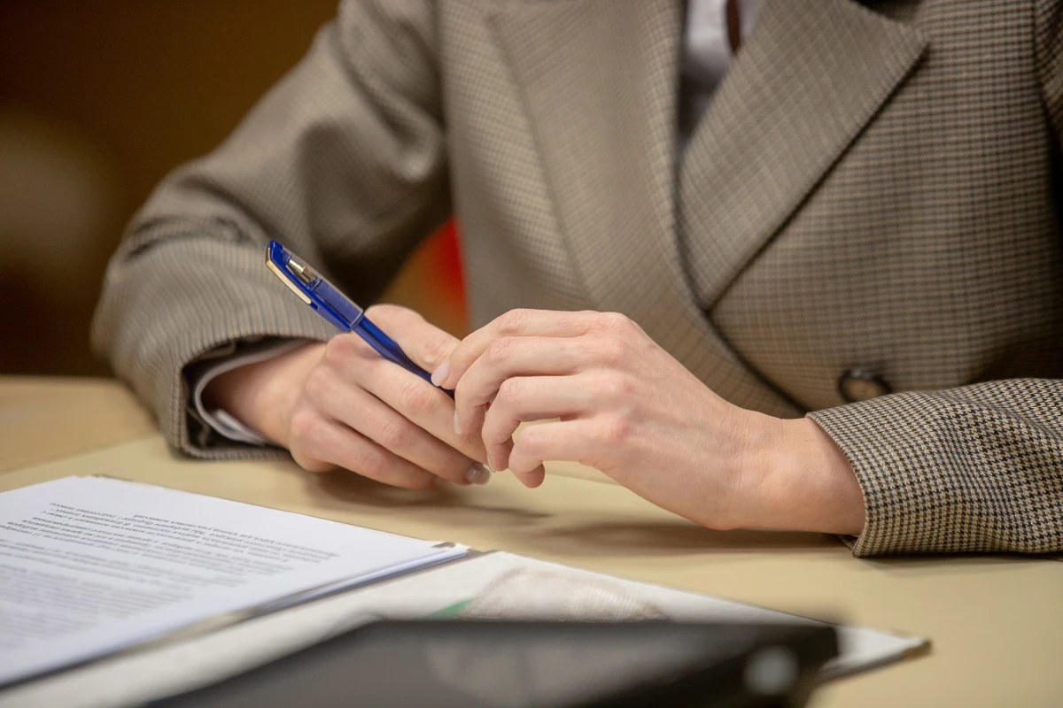 Nieznany mężczyzna wszczął awanturę przed siedzibą jednej z kancelarii komorniczych w Piotrkowie Trybunalskim. Zachowywał się agresywnie i ostrym narzędziem wybił szybę w drzwiach. Przyczyną takich ataków jest hejt, agresja słowna i dezawuowanie naszej pracy - uważa samorząd komorniczy.

