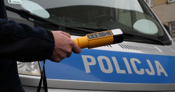 Ponad 2 promile alkoholu w organizmie miał 70-latek, który w Jedliczu koło Krosna (Podkarpackie) przyjechał swoim autem na policyjne przesłuchanie. Miał złożyć zeznania w sprawie kierowania pojazdem w stanie nietrzeźwości.


