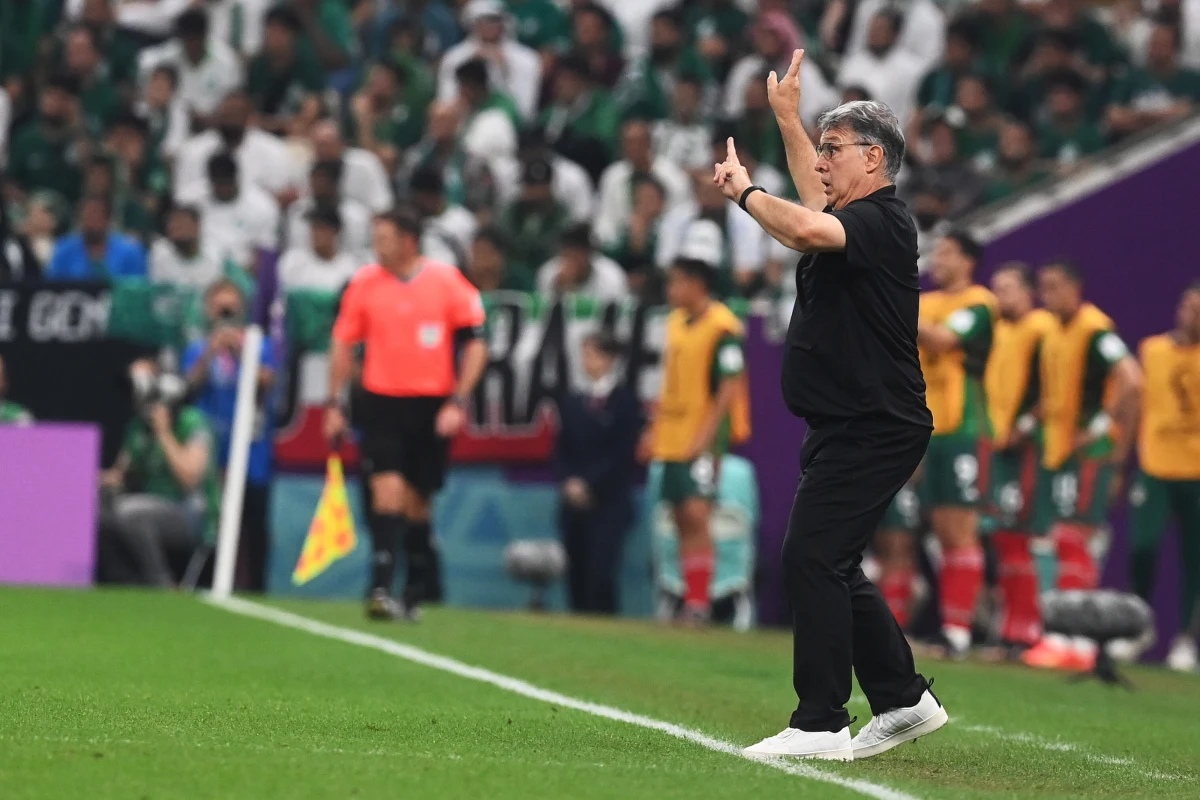 Argentyńczyk Gerardo "Tata" Martino ogłosił, że rezygnuje ze stanowiska selekcjonera reprezentacji Meksyku. Jego zespół "El Tri", mimo wygranej 2:1 z Arabią Saudyjską, został wyeliminowany z mundialu w Katarze. 60-latek prowadził drużynę od 2019 roku.