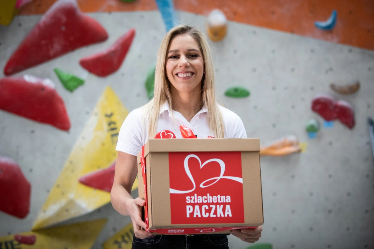 Reprezentanci różnych dyscyplin sportowych stanęli do wspólnych zawodów. Cel? Osiągnięcie jak najlepszych wyników – w pomaganiu! "Za jednym sportowcem, który zdobywa złote medale, stoi cała grupa ludzi. Bardzo podobnie jest w pomaganiu. Dużo lepiej robi się to w drużynie z przyjaciółmi, z rodziną" – mówi Aleksandra Mirosław, dwukrotna mistrzyni świata we wspinaczce sportowej na czas. Razem z nią, w jednej drużynie jest też Karolina Pęk, medalistka Igrzysk Paraolimpijskich w tenisie stołowym oraz Paweł Fajdek, pięciokrotny mistrz świata w rzucie młotem. Reprezentanci różnych dyscyplin sportowych łączą siły, by przygotować pomoc dla rodziny pani Marii.