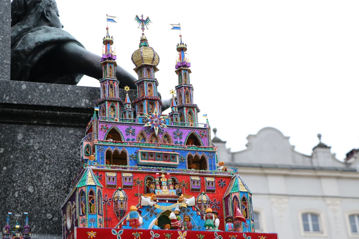 Kilkadziesiąt tradycyjnych szopek krakowskich stanęło wokół pomnika Adama Mickiewicza na Rynku Głównym. W Krakowie odbywa się jubileuszowy, już osiemdzięsiąty konkurs. Krakowianie i turyści mogli dziś podziwiać kolorowe budowle nawiązujące do narodzenia Jezusa i do architektury Krakowa.     