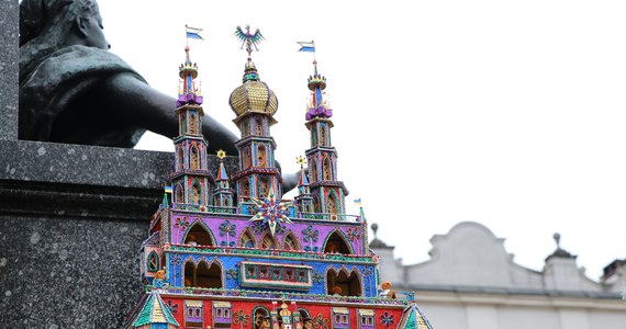 Kilkadziesiąt tradycyjnych szopek krakowskich stanęło wokół pomnika Adama Mickiewicza na Rynku Głównym. W Krakowie odbywa się jubileuszowy, już osiemdzięsiąty konkurs. Krakowianie i turyści mogli dziś podziwiać kolorowe budowle nawiązujące do narodzenia Jezusa i do architektury Krakowa.     