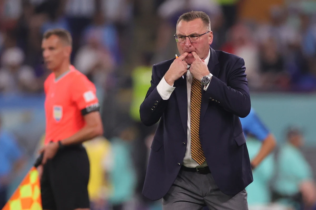 Czesław Michniewicz odniósł sukces z reprezentacją Polski, awansując do 1/8 finału mundialu. Jak się okazuje, oznacza to automatyczne przedłużenie umowy z selekcjonerem. Do klauzuli w kontrakcie szkoleniowca dotarł serwis weszlo.com.