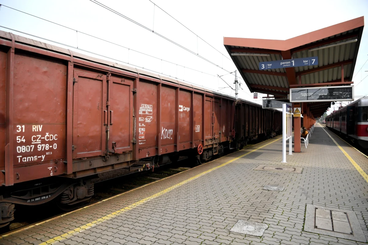 Zaostrza się spór między maszynistami PKP Cargo a zarządem tej spółki. Część maszynistów - na prośbę związków prowadzących negocjacje - od tygodnia nie bierze nadgodzin. To może sparaliżować niektóre transporty.