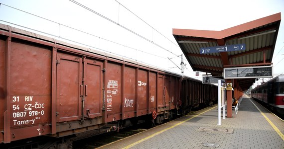 Zaostrza się spór między maszynistami PKP Cargo a zarządem tej spółki. Część maszynistów - na prośbę związków prowadzących negocjacje - od tygodnia nie bierze nadgodzin. To może sparaliżować niektóre transporty.