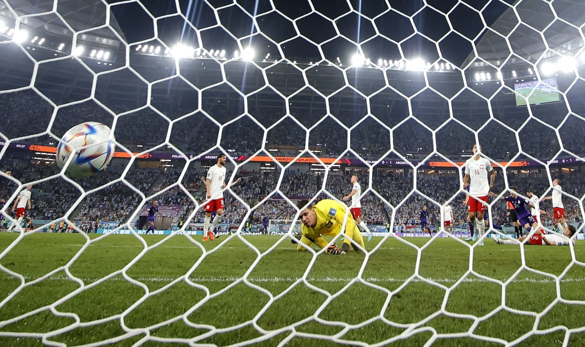 Piłkarska reprezentacja Polski po 36 latach awansowała do fazy pucharowej mistrzostw świata. To niewątpliwy sukces. Sukces, którego moje pokolenie nie pamięta. Urodziłem się bowiem 3 lata po mundialu w Meksyku. Zawsze zazdrościłem, kiedy mój ojciec opowiadał o mundialach z przeszłości i fascynował się tym, jak grali Maszczyk, Smolarek czy Lato. Ja po mundialu w Katarze - mimo że awans do 1/8 finału to największy sukces reprezentacji na mistrzostwach świata (nie liczę awansu na euro 2016 do ćwierćfinału) jaki widziałem - będę fascynować się grą tylko jednego zawodnika… Wojciecha Szczęsnego.