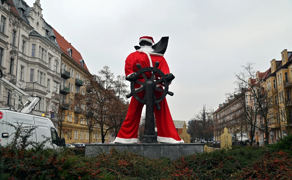 Szczeciński Marynarz zamienił się dziś w Mikołaja. Oparta o koło sterowe masywna figura wilka morskiego z Alei Fontann z nadejściem grudnia zyskała nowy wygląd. To zapowiedź nadchodzących świąt i jarmarku bożonarodzeniowego, który w Szczecinie startuje w piątek.

