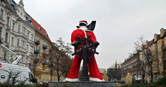 Szczeciński Marynarz zamienił się dziś w Mikołaja. Oparta o koło sterowe masywna figura wilka morskiego z Alei Fontann z nadejściem grudnia zyskała nowy wygląd. To zapowiedź nadchodzących świąt i jarmarku bożonarodzeniowego, który w Szczecinie startuje w piątek.

