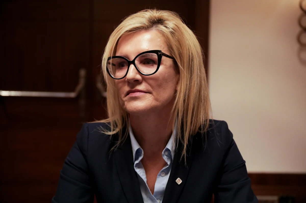 Dyrektor Biura Bezpieczeństwa i Zarządzania Kryzysowego stołecznego ratusza Michał Domaradzki miał - według śledczych - nakłaniać prokuratorów do przekazania mu informacji ze śledztwa w sprawie wypadków kierowców autobusów miejskich. Urzędnik usłyszał w środę zarzuty. Jednocześnie prokuratura chce uchylenia immunitetów dwóch prokuratorek z Warszawy - Ewy Wrzosek z Mokotowa oraz Małgorzaty M. z Żoliborza. Zarzuty, które śledczy zamierzają im przedstawić, dotyczą przekazania osobom nieuprawnionym informacji z toczącego się postępowania. Według Wrzosek działania prokuratury mają podłoże polityczne. 