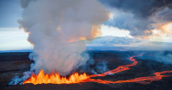 To już czwarty dzień erupcji hawajskiego wulkanu Mauna Loa. Amerykańska Narodowa Służba Geologiczna (USGS) poinformowała, że potok lawy stopniowo zbliża się do drogi stanowej nr 200, łączącej miasta Hilo i Waimea.