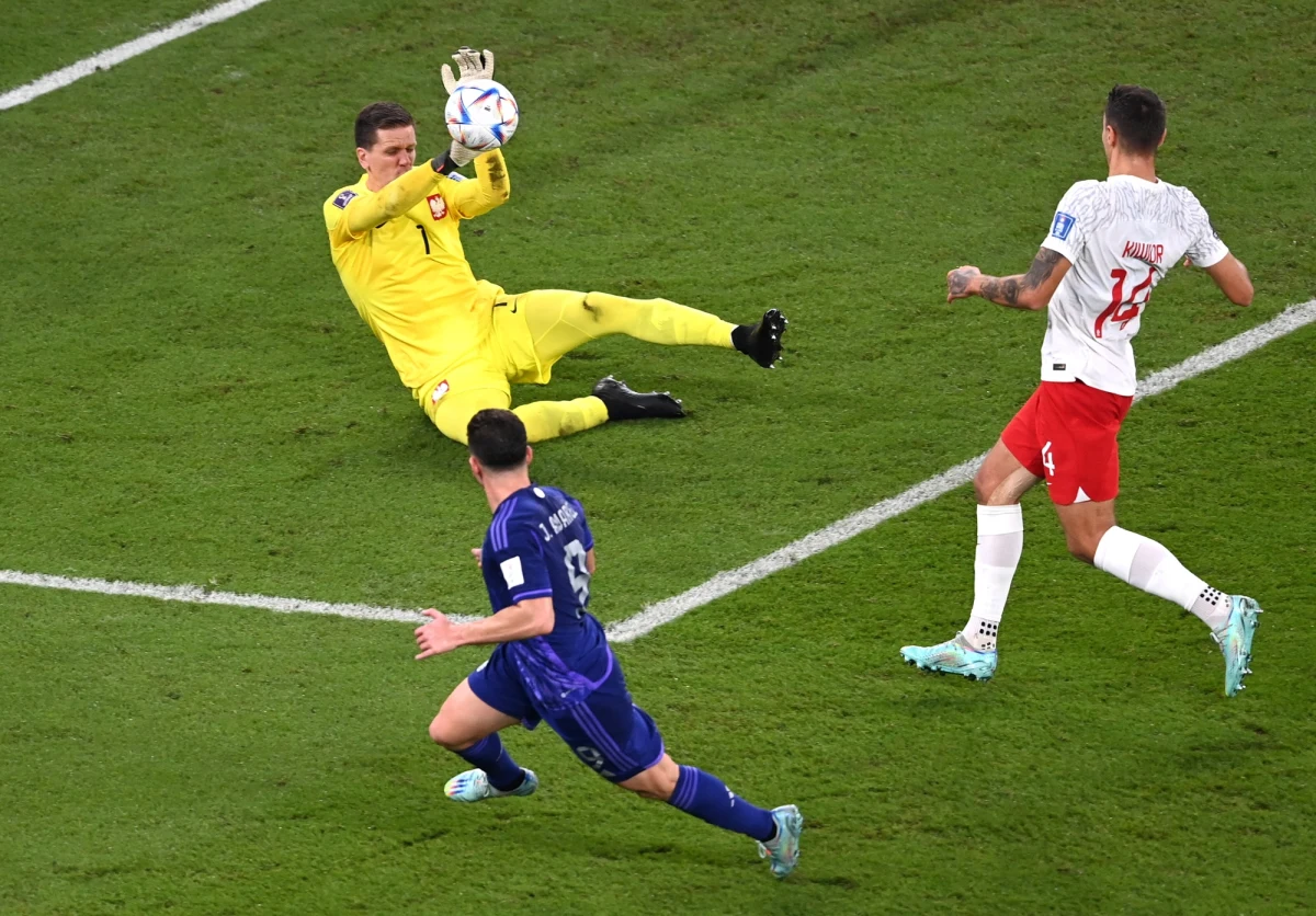 "Wojtek był bardzo wzruszony, ale i bardzo zadowolony ze swojego występu podczas meczu Polska - Argentyna" - mówił w rozmowie z Tomaszem Terlikowskim w internetowym Radiu RMF24 Jan Szczęsny, brat Wojciecha Szczęsnego. Jak dodawał, pogratulował mu już postawy we wczorajszym spotkaniu.