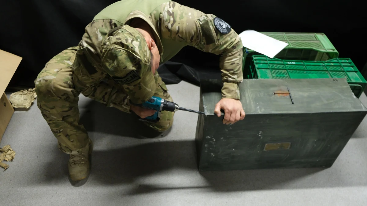 W Wałbrzychu na Dolnym Śląsku otwarto dziś 3 skrzynie, które przeleżały prawie 80 lat w zamurowanej piwnicy jednej z kamienic. Specjaliści liczyli na to, że mogą w nich być bardzo cenne z historycznego punktu widzenia rzeczy. Co było w skrzyniach?