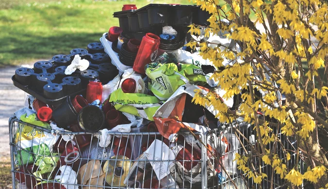 Białystok. Wziął jedzenie ze śmietnika przy supermarkecie. Jest decyzja sądu 